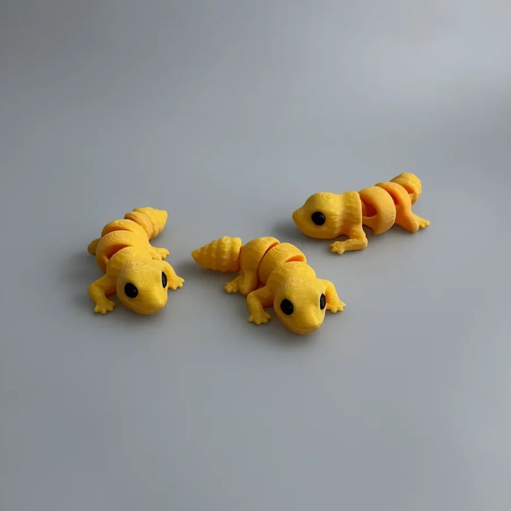 Baby Leopard Gecko: yellow and black articulated lizard/dinosaur figurines, articulated segmented body